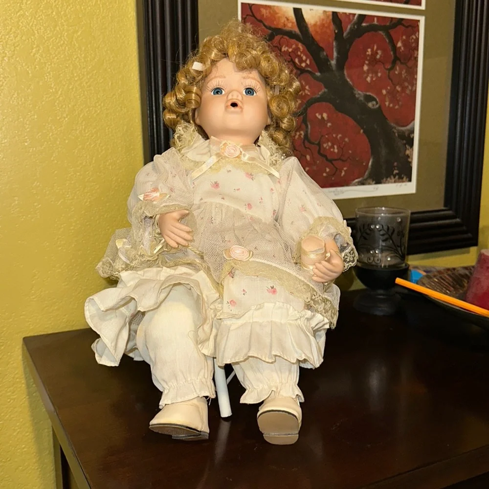 Porcelain doll - Picture 1 of 3
